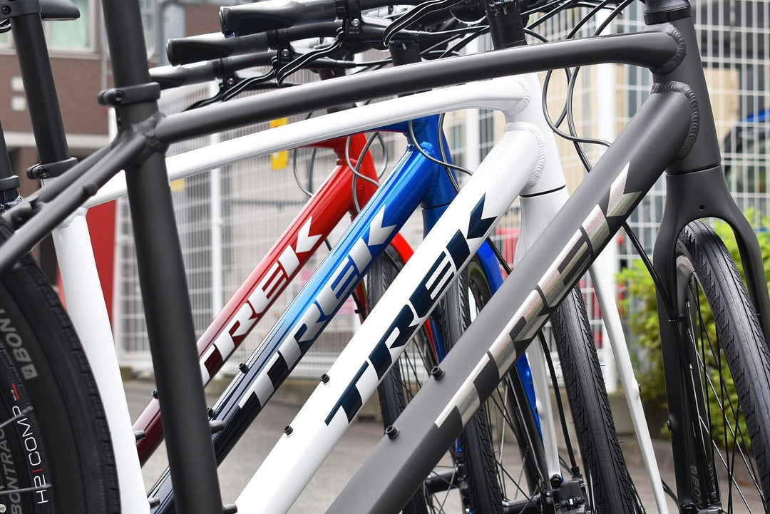 トレックのFX3の車体を4色並べて撮影