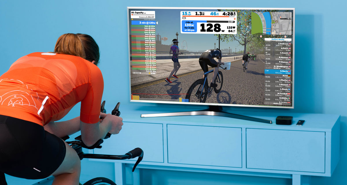 室内のテレビモニターを使ってズイフトトレーニングをしている様子