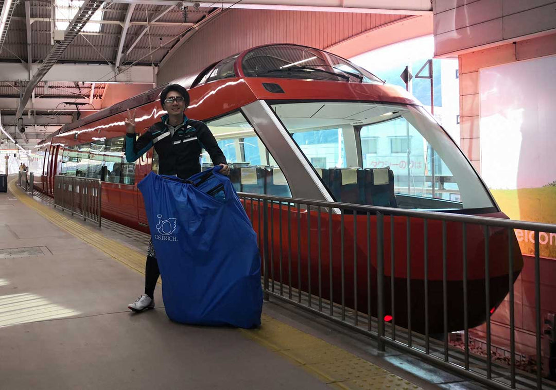 ロマンスカーで輪行をする様子