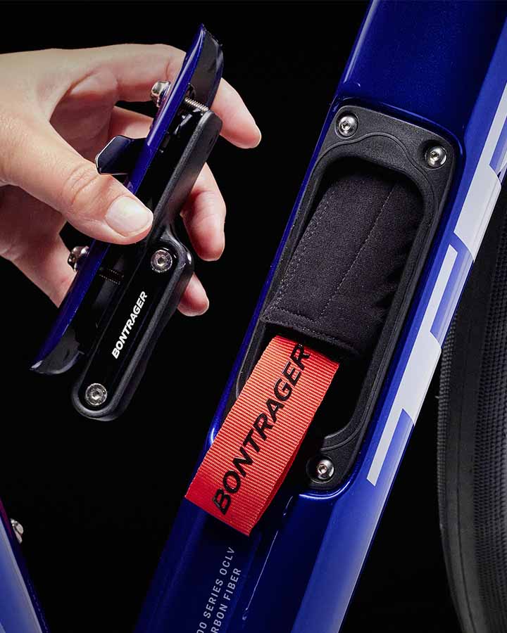 ダウンチューブストレージにツールを収納しているところ