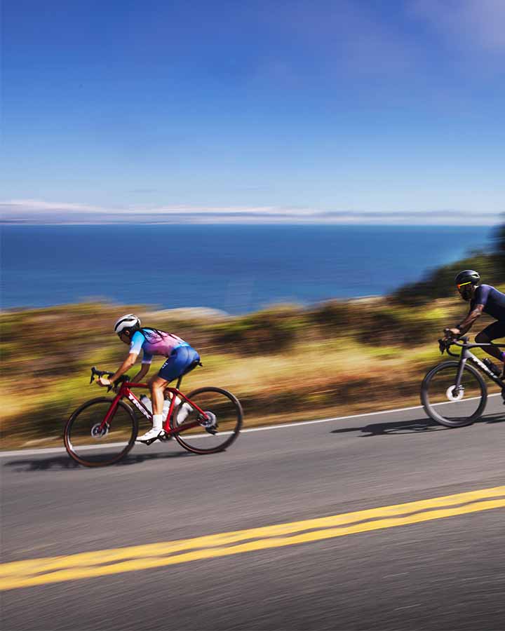 海岸沿いの道をドマーネSLRでライドをするサイクリスト
