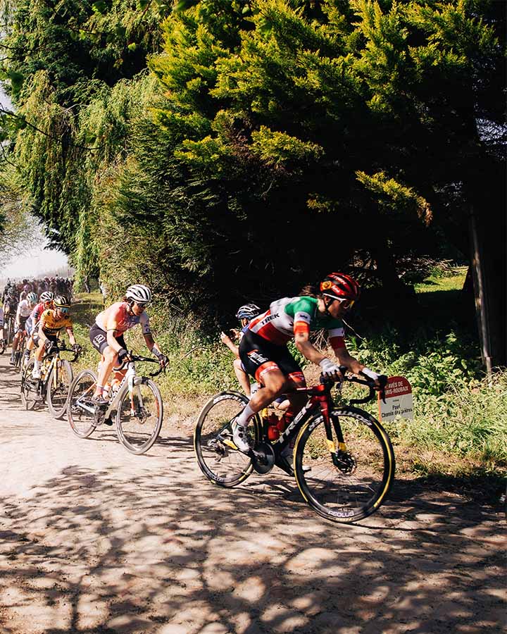 石畳のレースを走る選手集団