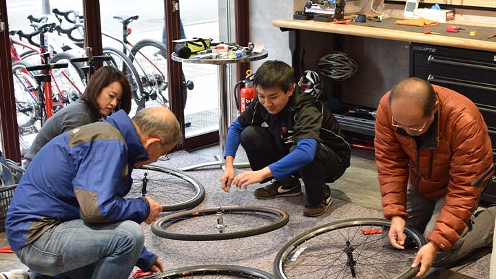 タイヤチューブ交換講習会の様子