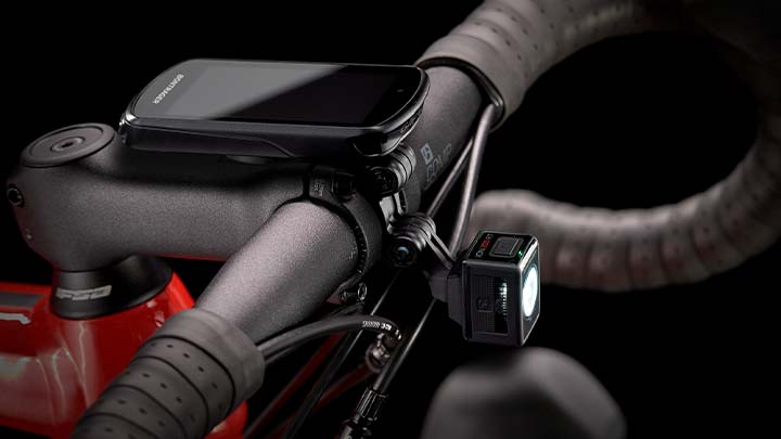 ライトとサイクルコンピューターを取り付けてあるイメージ写真