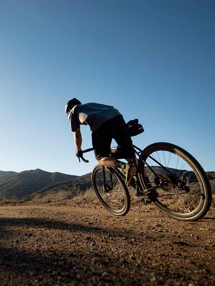 チェックポイントでグラベルを走行するライダー