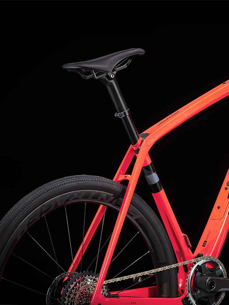 チェックポイントSLRの車体を斜め後ろからスタジオで撮影した画像