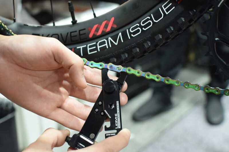 レザインのマルチチェーンプライヤーでミッシングリンクを外そうとしている写真