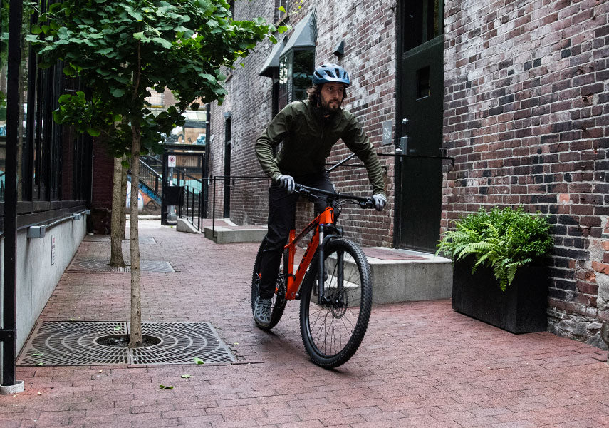 シティライドをしているマウンテンバイカーの写真