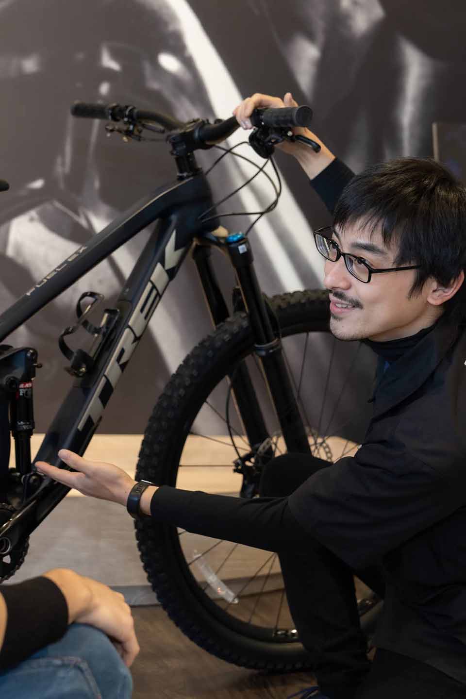 リアサスペンションの説明をするスタッフの写真