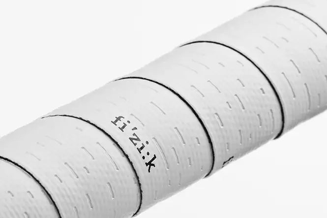 Fizik TERRA Solocush Tacky（フィジーク テラ ソロクッシュ タッキー）ホワイトをハンドルに巻いた状態