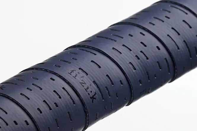 Fizik TERRA Solocush Tacky（フィジーク テラ ソロクッシュ タッキー）ダークブルーをハンドルに巻いた状態