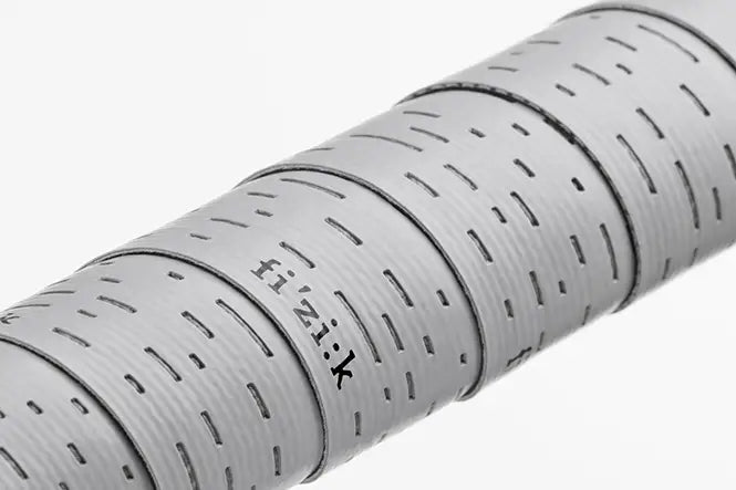 Fizik TERRA Solocush Tacky（フィジーク テラ ソロクッシュ タッキー）ライトグレーをハンドルに巻いた状態