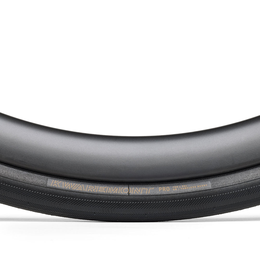 Bontrager Kwaremont Pro TLR（ボントレガー クワレモント プロ チューブレスレディ）ロードタイヤ 品名ロゴ部分