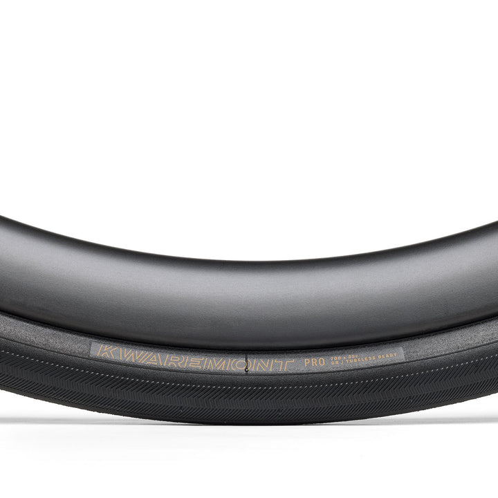 Bontrager Kwaremont Pro TLR（ボントレガー クワレモント プロ チューブレスレディ）ロードタイヤ 品名ロゴ部分