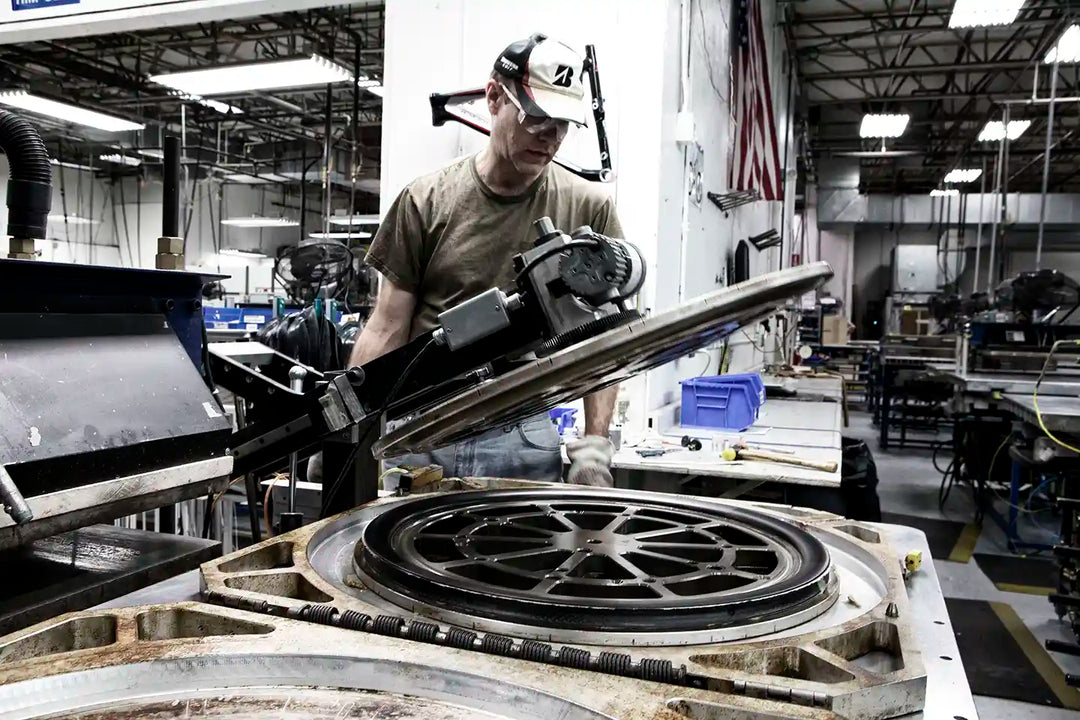 ボントレガーのカーボンホイール製造行程の写真１