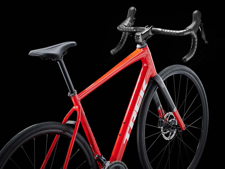 トレックドマーネAL4（Trek Domane AL4 Gen4）を斜め後方から撮影した写真