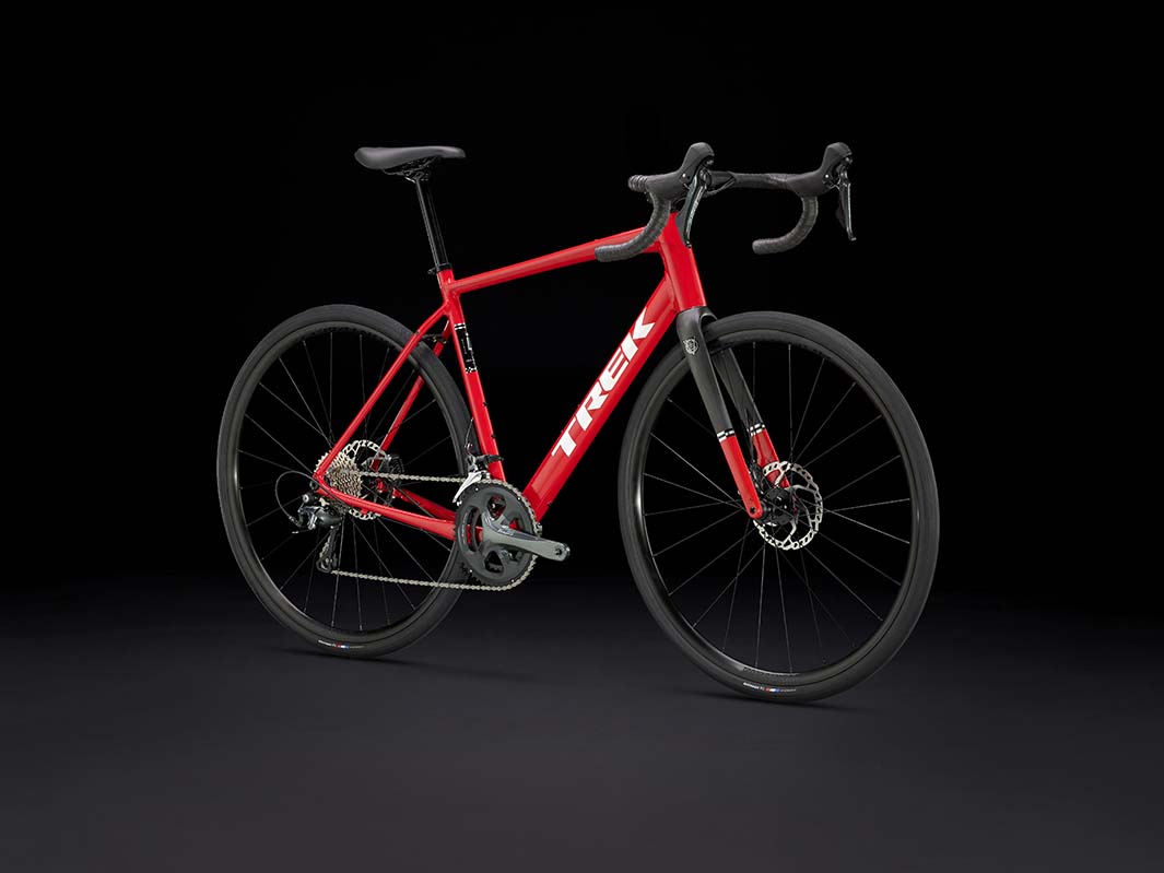 トレックドマーネAL4（Trek Domane AL4 Gen4）を斜め前方から撮影した写真