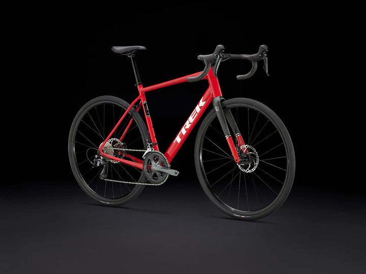 トレックドマーネAL4（Trek Domane AL4 Gen4）を斜め前方から撮影した写真