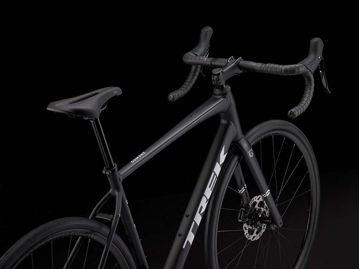 Trek Domane AL5 Gen4 matte trek black（トレックドマーネAL5 Gen4 マットトレックブラック）の右斜め後方から撮影した写真