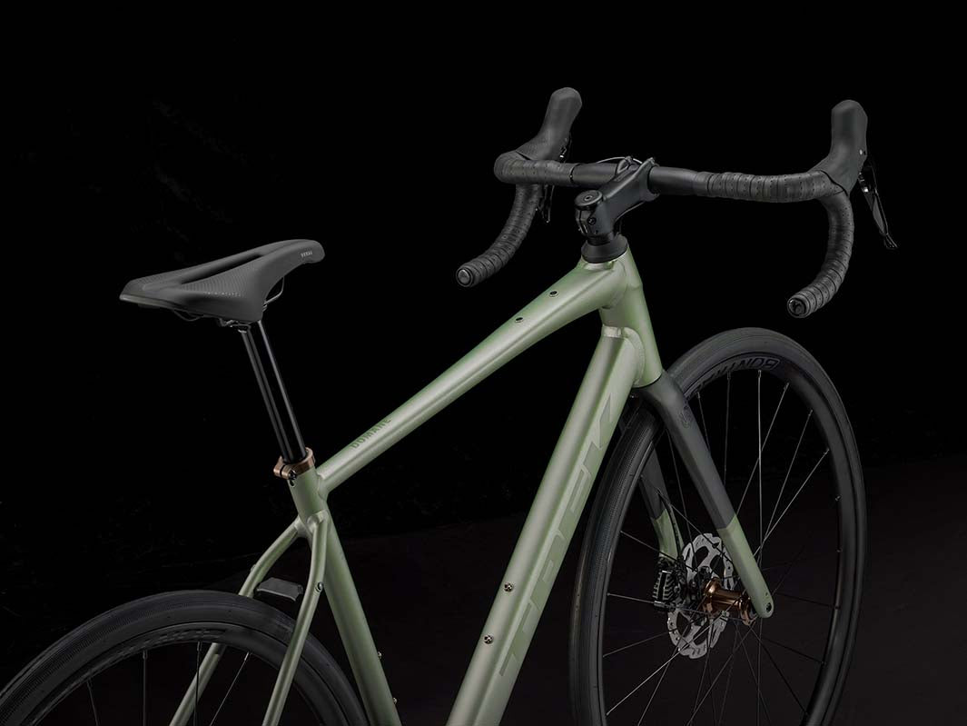 Trek Domane AL5 Gen4（トレックドマーネAL4 Gen4）Lichen Green（グリーン）の右斜め後方からの画像