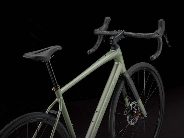 Trek Domane AL5 Gen4（トレックドマーネAL4 Gen4）Lichen Green（グリーン）の右斜め後方からの画像