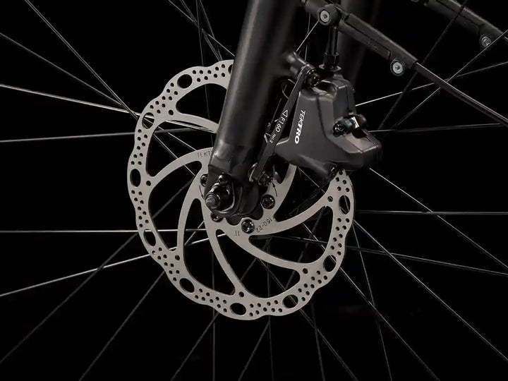 タイプ：電動アシストクロスバイク、ブランド：トレック、モデル：FX＋2、カラー：サテントレックブラック、年式：2023年モデル、撮影箇所：テクトロディスクブレーキ