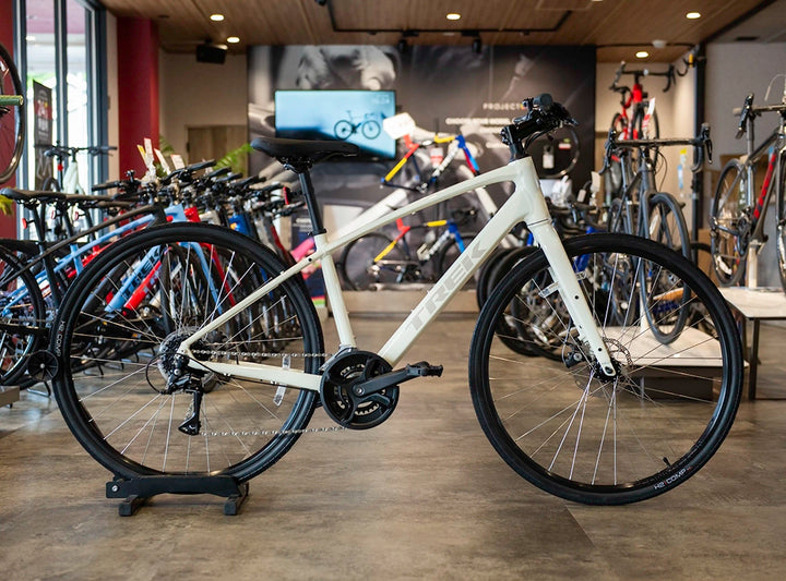 バイクプラス所沢店にて実車撮影　モデル名：FX 1 Stepover Gen 4、カラー名：エラホワイト、ブランド名：トレック　　　