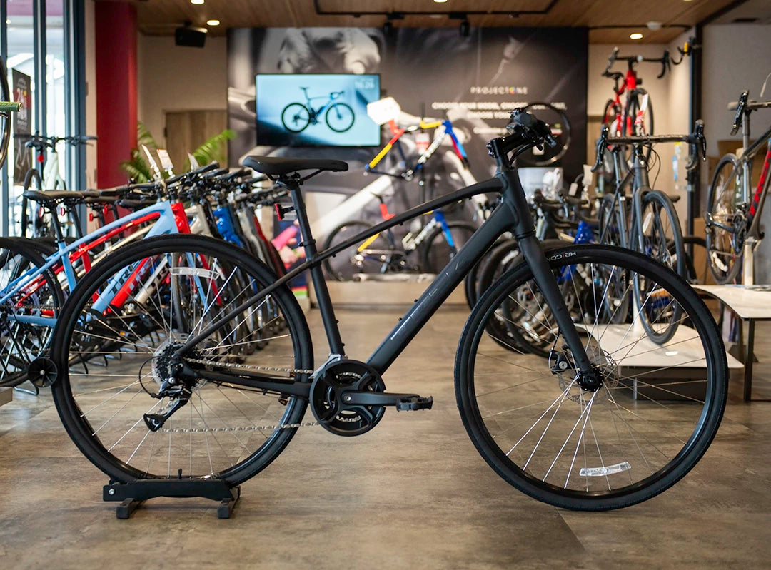 バイクプラス所沢店にて実車撮影　モデル名：FX 1 Stepover Gen 4、カラー名：ダークスター、ブランド名：トレック