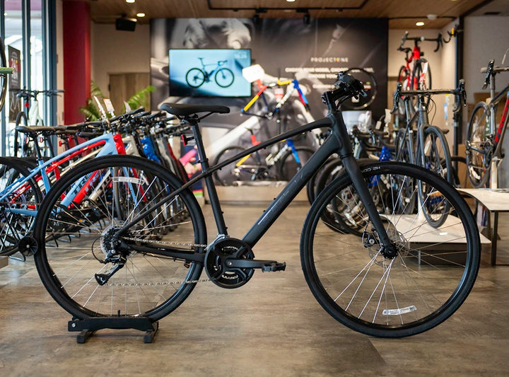 バイクプラス所沢店にて実車撮影　モデル名：FX 1 Stepover Gen 4、カラー名：ダークスター、ブランド名：トレック