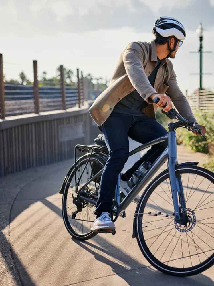 トレッククロスバイクでの自転車通勤ライドイメージ画像
