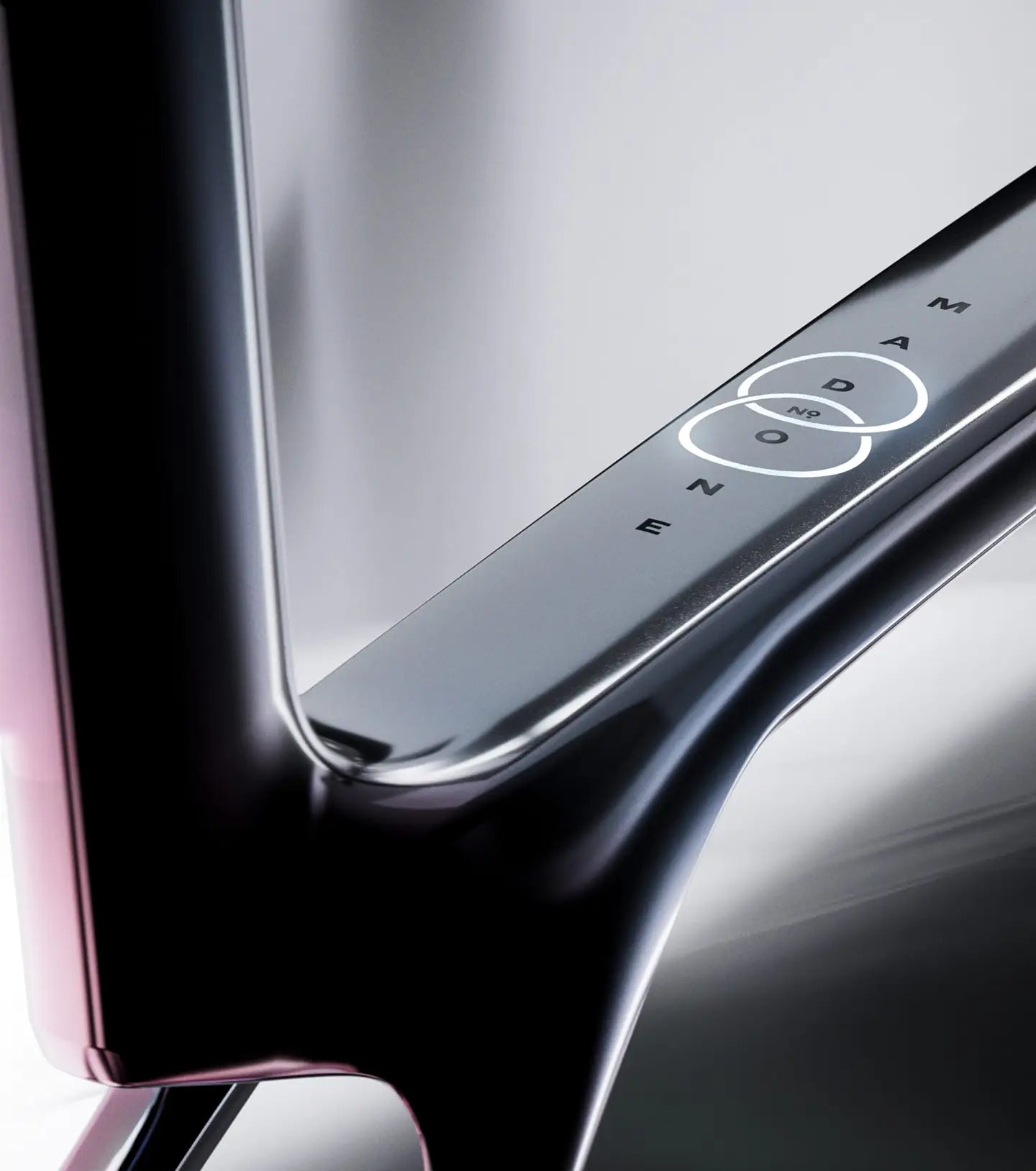 Madone Gen8（マドン Gen8）のトップチューブロゴ