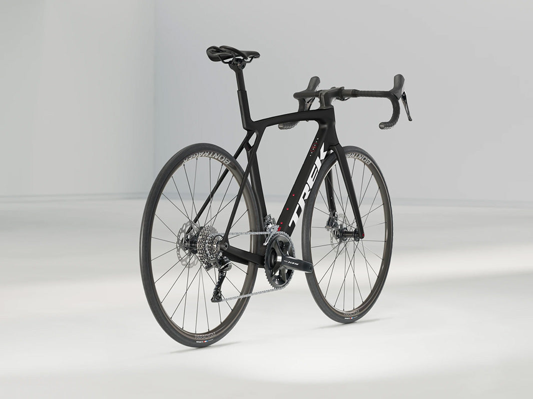 トレックマドンSL5 Gen8（Trek Madone SL5 Gen8）のブラックカラー（Matte Deep Smoke）斜め後方からの画像