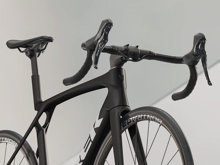 トレックマドンSL5 Gen8（Trek Madone SL5 Gen8）のブラックカラー（Matte Deep Smoke）のケーブル類が内蔵されるステム部分