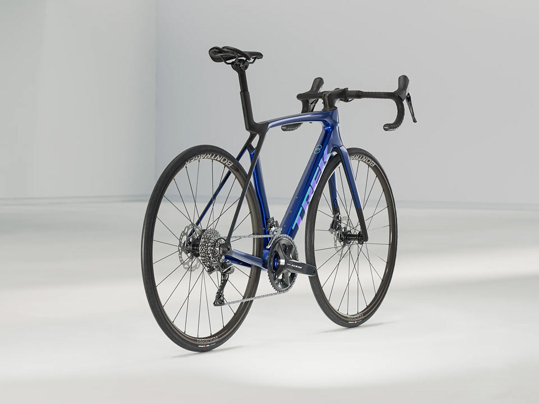 トレックマドンSL5 Gen8（Trek Madone SL5 Gen8）のブルーカラー（Hex Blue）の右ななめ後方からの写真