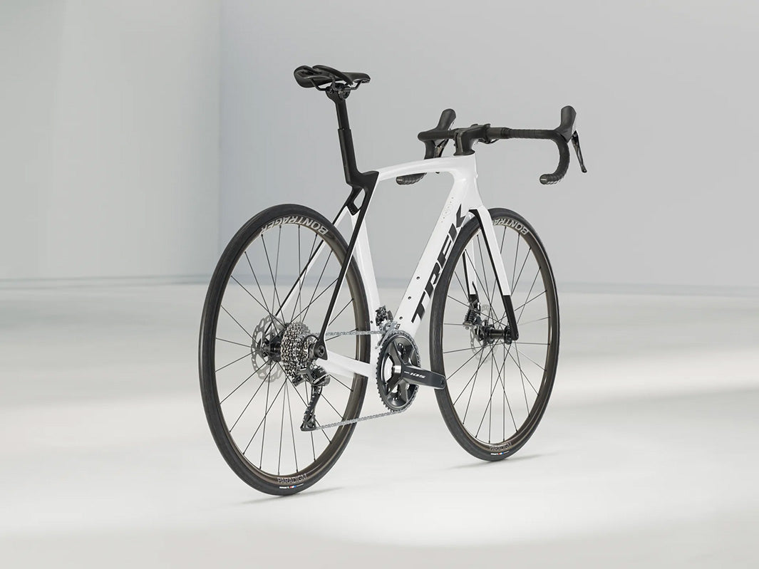 トレックマドンSL5 Gen8（Trek Madone SL5 Gen8）のホワイトカラー（Gloss Crystal White/Matte Deep Smoke）右斜め後方からの画像