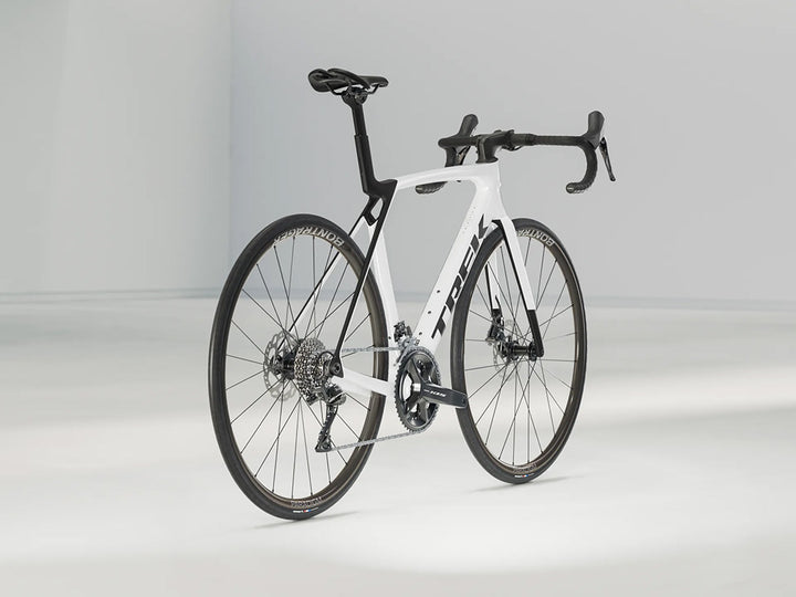 トレックマドンSL5 Gen8（Trek Madone SL5 Gen8）のホワイトカラー（Gloss Crystal White/Matte Deep Smoke）右斜め後方からの画像