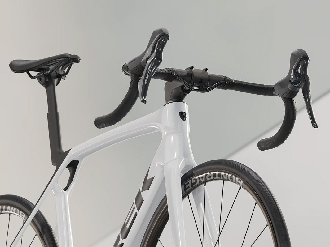 トレックマドンSL5 Gen8（Trek Madone SL5 Gen8）のホワイトカラー（Gloss Crystal White/Matte Deep Smoke）のケーブル類がステムからすっきりと内蔵されている様子