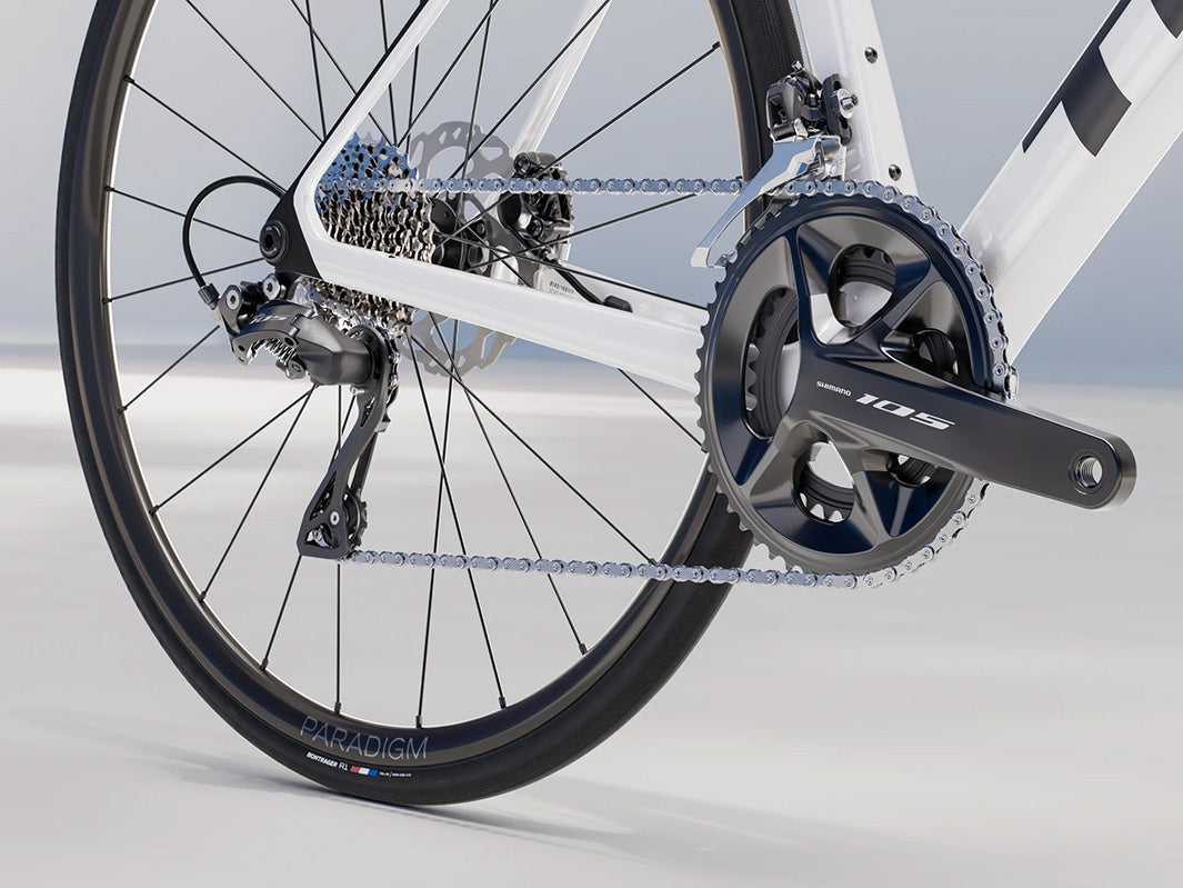 トレックマドンSL5 Gen8（Trek Madone SL5 Gen8）のホワイトカラー（Gloss Crystal White/Matte Deep Smoke）のドライブトレイン