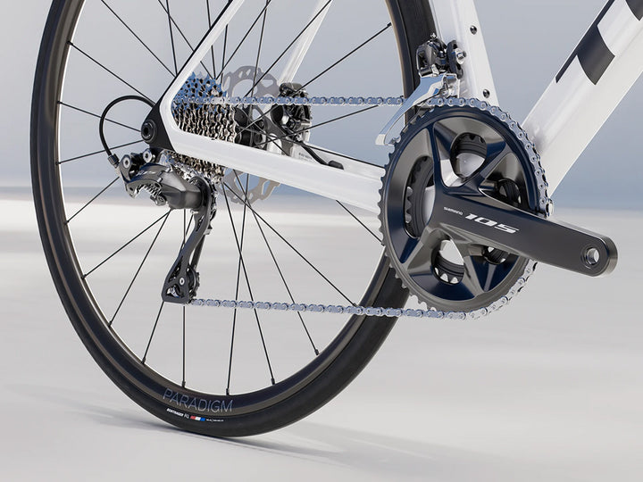 トレックマドンSL5 Gen8（Trek Madone SL5 Gen8）のホワイトカラー（Gloss Crystal White/Matte Deep Smoke）のドライブトレイン