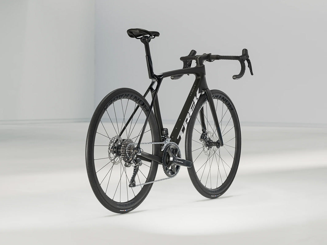 トレックマドンSL6 Gen8（Trek Madone SL6 Gen8）のブラック（Matte Dark Web）、斜め後方から撮影した写真