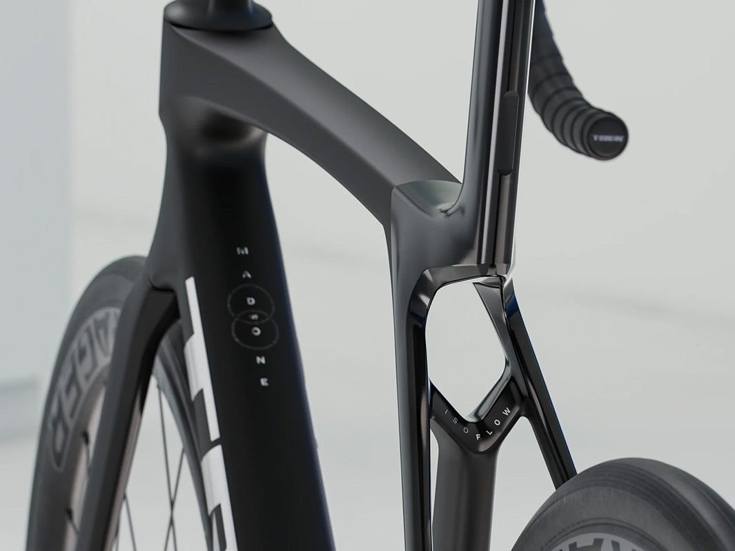 トレックマドンSL6 Gen8（Trek Madone SL6 Gen8）のブラック（Matte Dark Web）のIsoFlow
