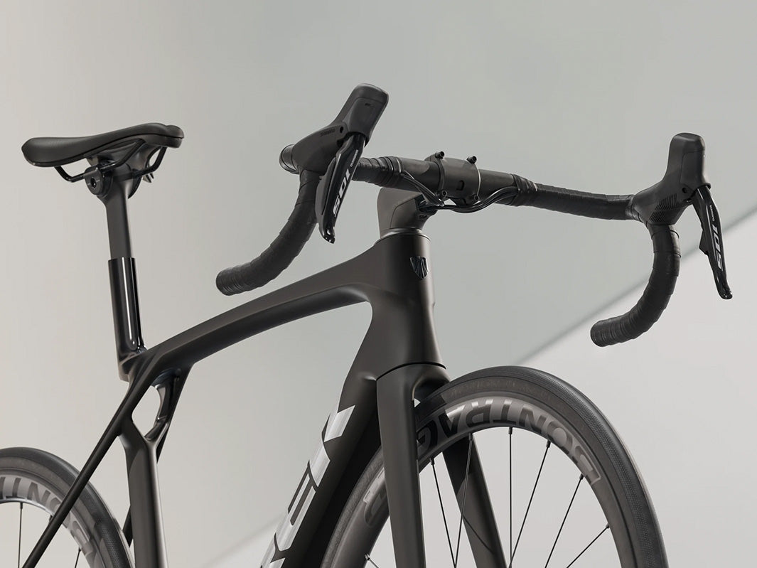 トレックマドンSL6 Gen8（Trek Madone SL6 Gen8）のブラック（Matte Dark Web）のケーブル内装ステムとフレーム