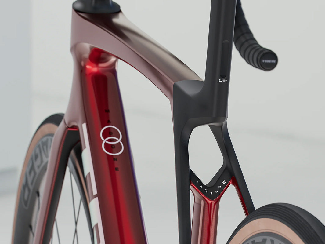 トレックマドンSL6 Gen8（Trek Madone SL6 Gen8）のレッド（Crimson）のIsoflow