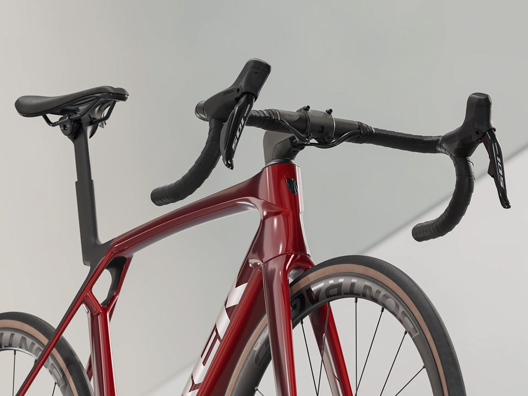 トレックマドンSL6 Gen8（Trek Madone SL6 Gen8）のレッド（Crimson）のケーブル内装式ステムとフレーム