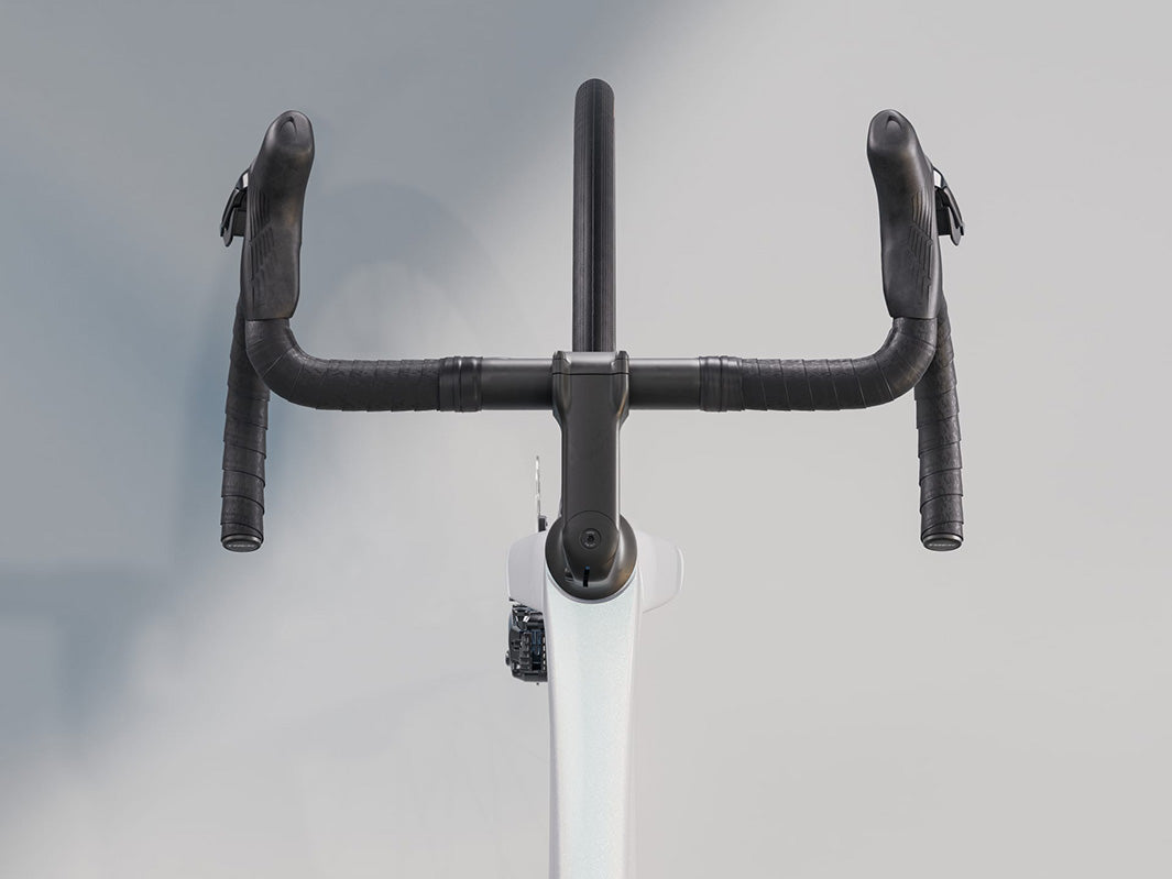 トレックマドンSL6 Gen8（Trek Madone SL6 Gen8）のホワイト（White Prismatic）のハンドル真上