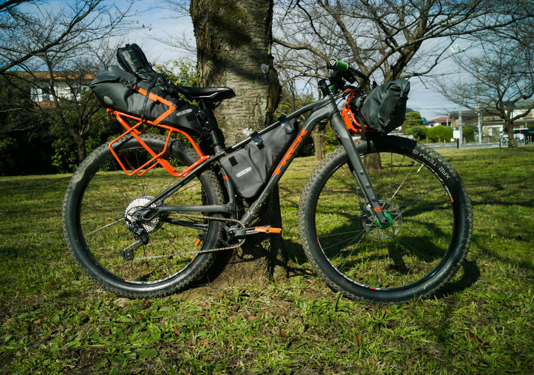ファットバイクにフレームバッグやシートパック、ハンドルバーバッグをつけてバイクパッキングした様子