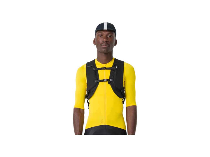 Rapha Pro Team Lightweightバックパックを背負うサイクリストを正面から