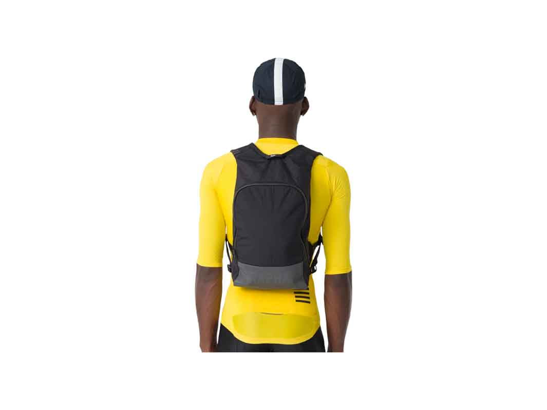 Rapha Pro Team Lightweightバックパックを背負うサイクリストを背後から