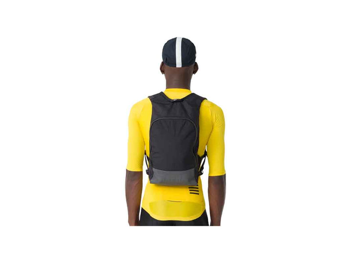 Rapha Pro Team Lightweightバックパックを背負うサイクリストを背後から