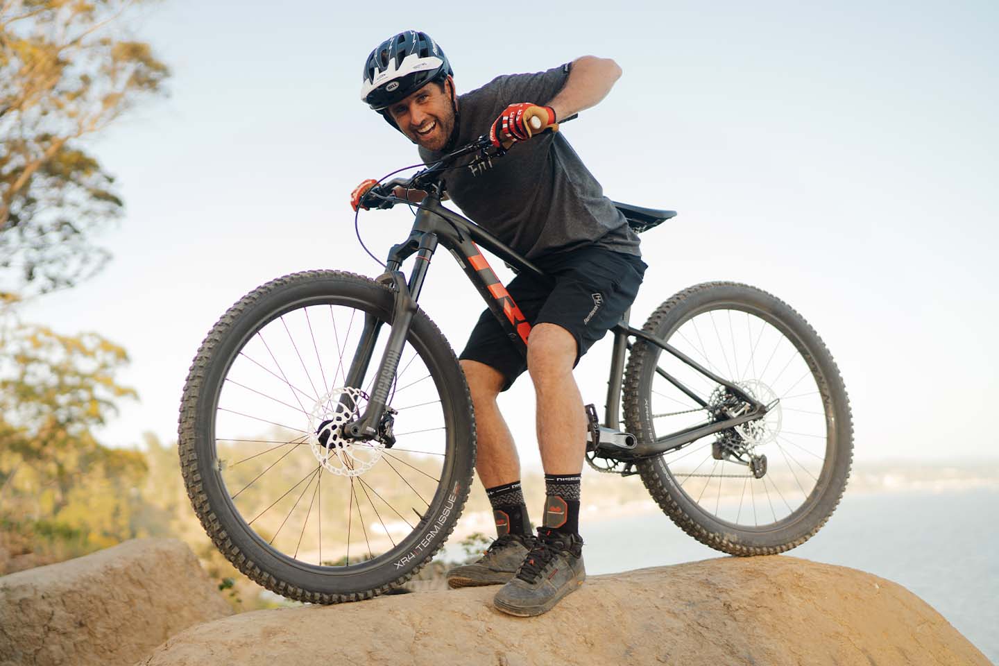 ロスコにまたがってポーズを決めるライダー